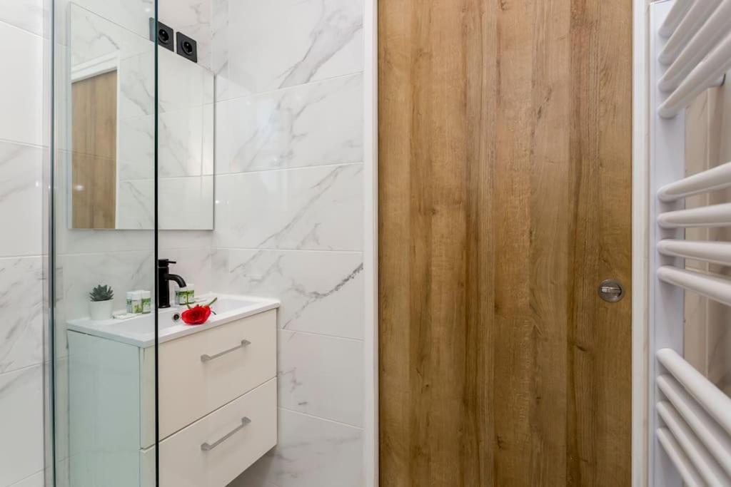 Suite Paris, Tour Eiffel, Champs Elysees Екстериор снимка