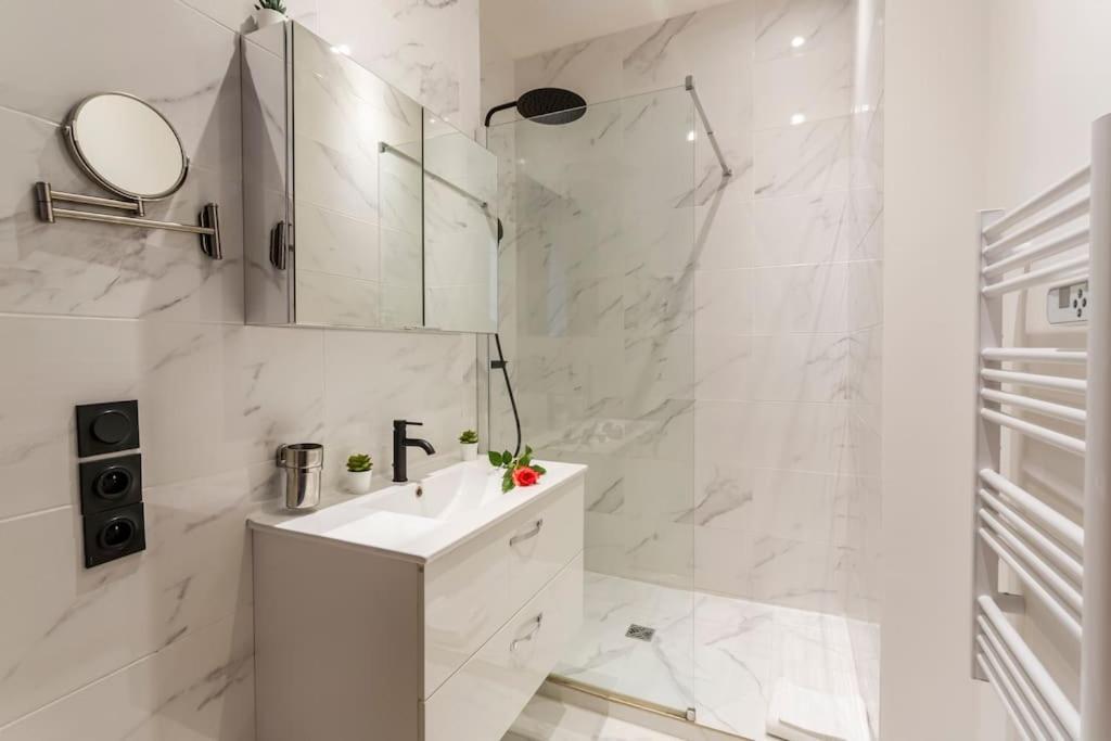 Suite Paris, Tour Eiffel, Champs Elysees Екстериор снимка