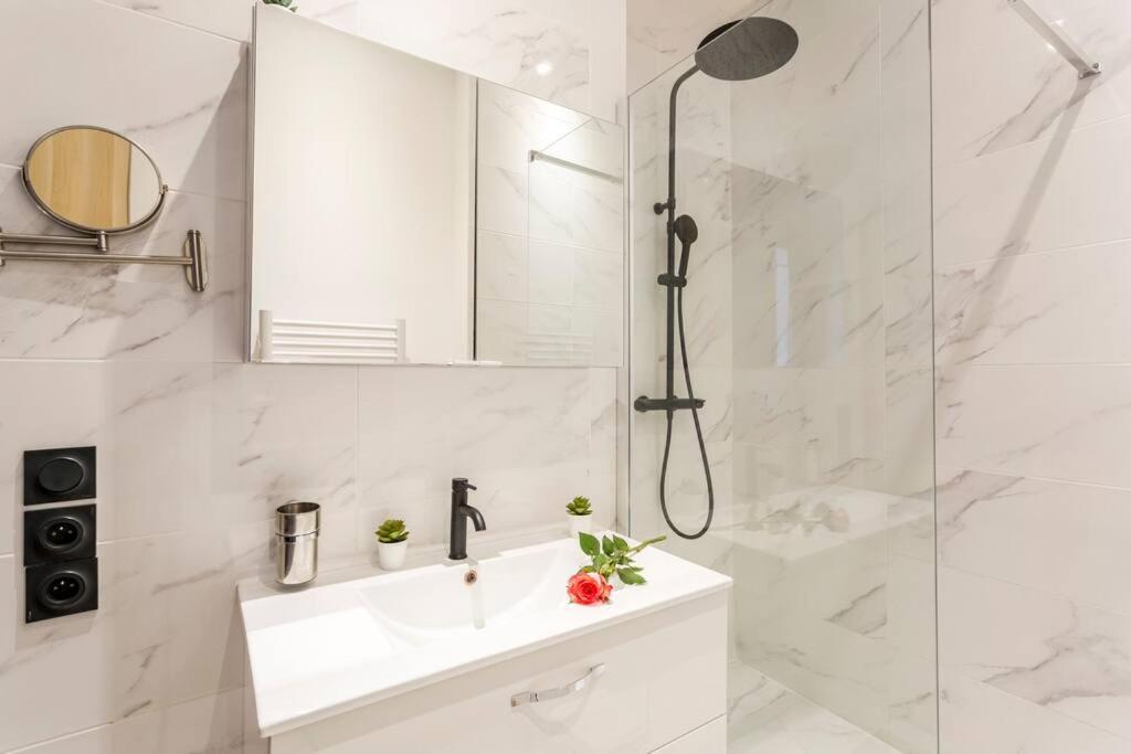 Suite Paris, Tour Eiffel, Champs Elysees Екстериор снимка